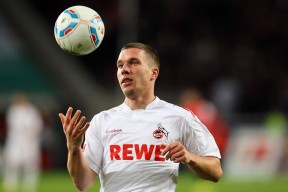 开云体育官网-当哨声与引擎声同时响起，足球终场绝杀与F1赛道逆袭的胜利哲学